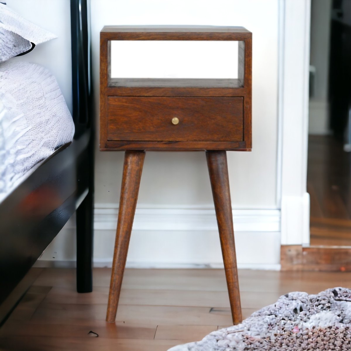 Comodino Mini in Mango Massello Finitura Castagno con Cassetto e Gambe Nordic