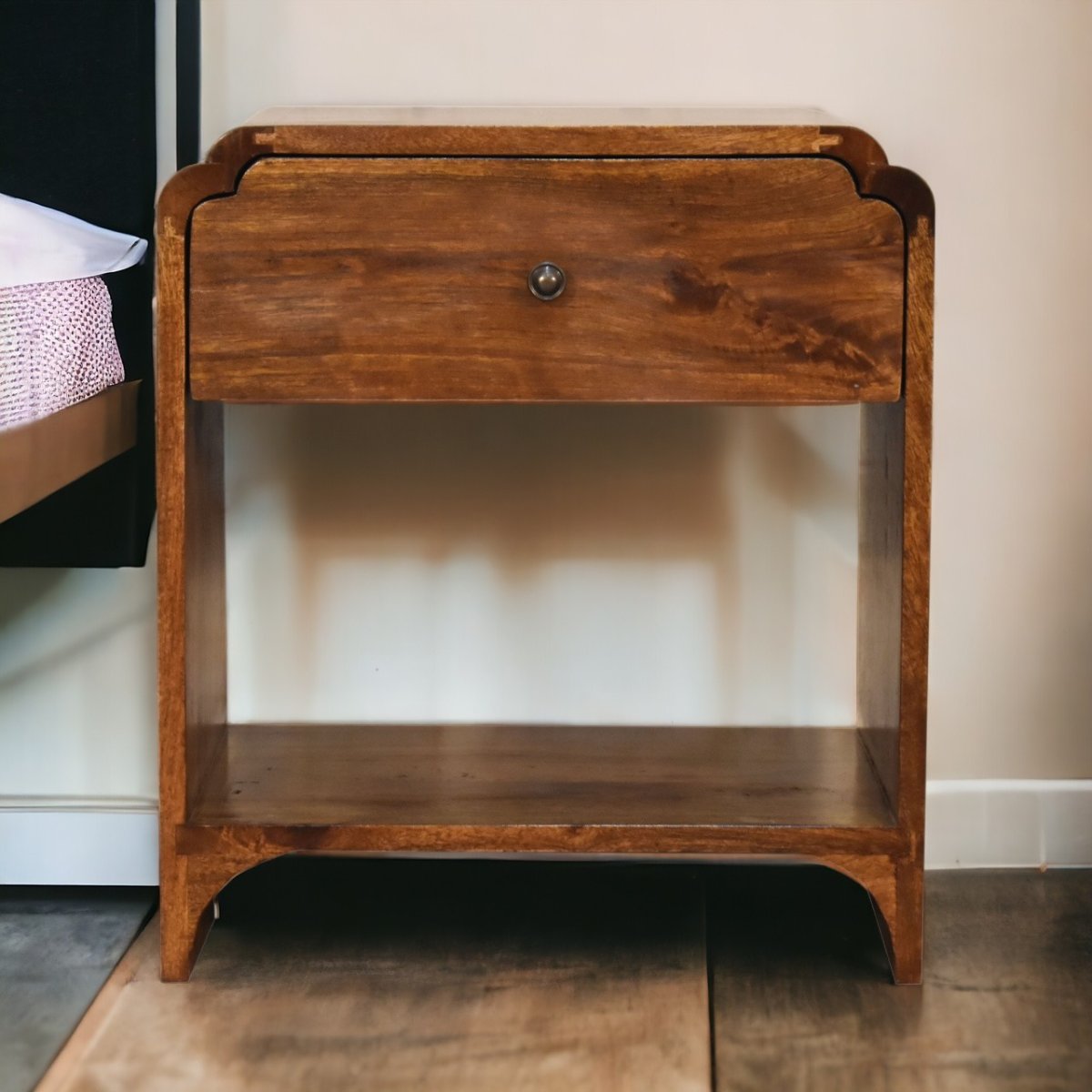 Comodino in Mango Massello Finitura Castagno con Cassetto, Ripiano e Pomolo in Ottone