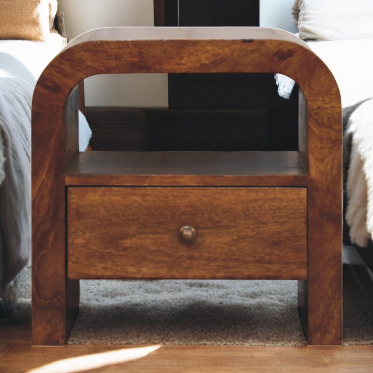 Comodino in Mango Massello Finitura Castagno con Cassetto, Ripiano e Pomolo Ottone — Linea Curva
