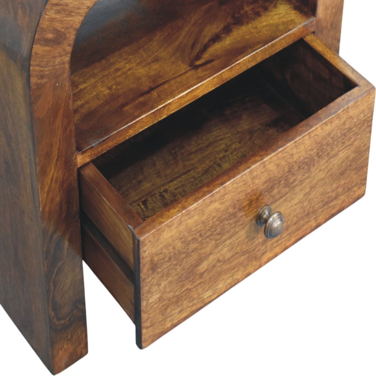 Comodino in Mango Massello Finitura Castagno con Cassetto, Ripiano e Pomolo Ottone — Linea Curva