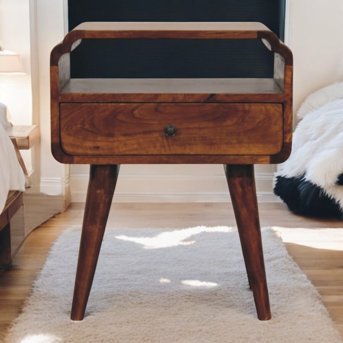 Comodino in Mango Massello Finitura Castagno con Cassetto, Ripiano e Pomolo in Ottone Reale