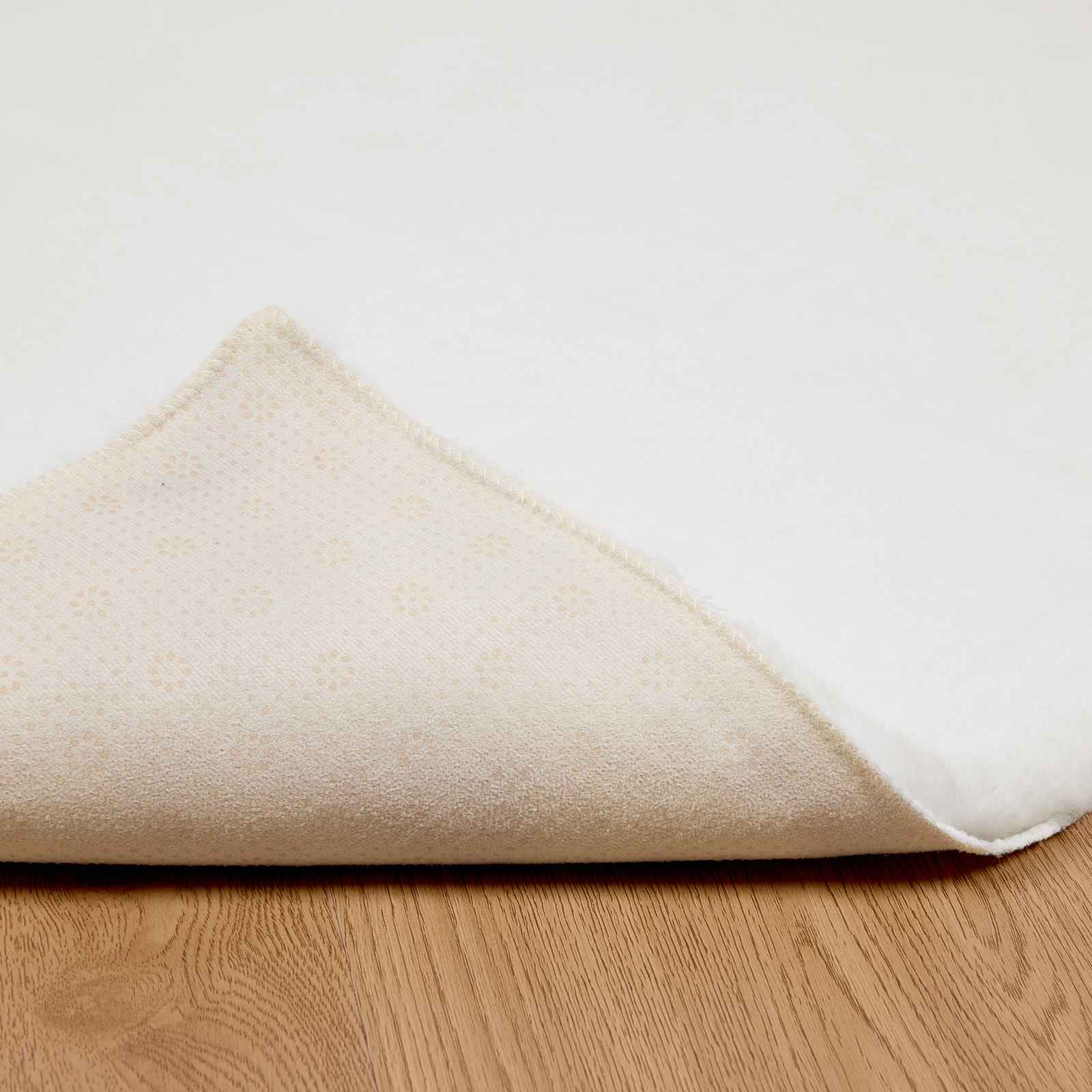 Tappeto antiscivolo in sintetica di coniglio OLITE Bianco