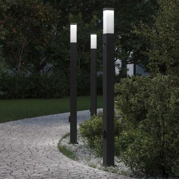 Lampioni a paletto con sensore e presa 3 pz 110 cm neri IP44